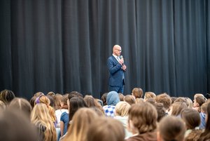 Schulleiter Herr Dr. Martin beim Friedenstag 2026
