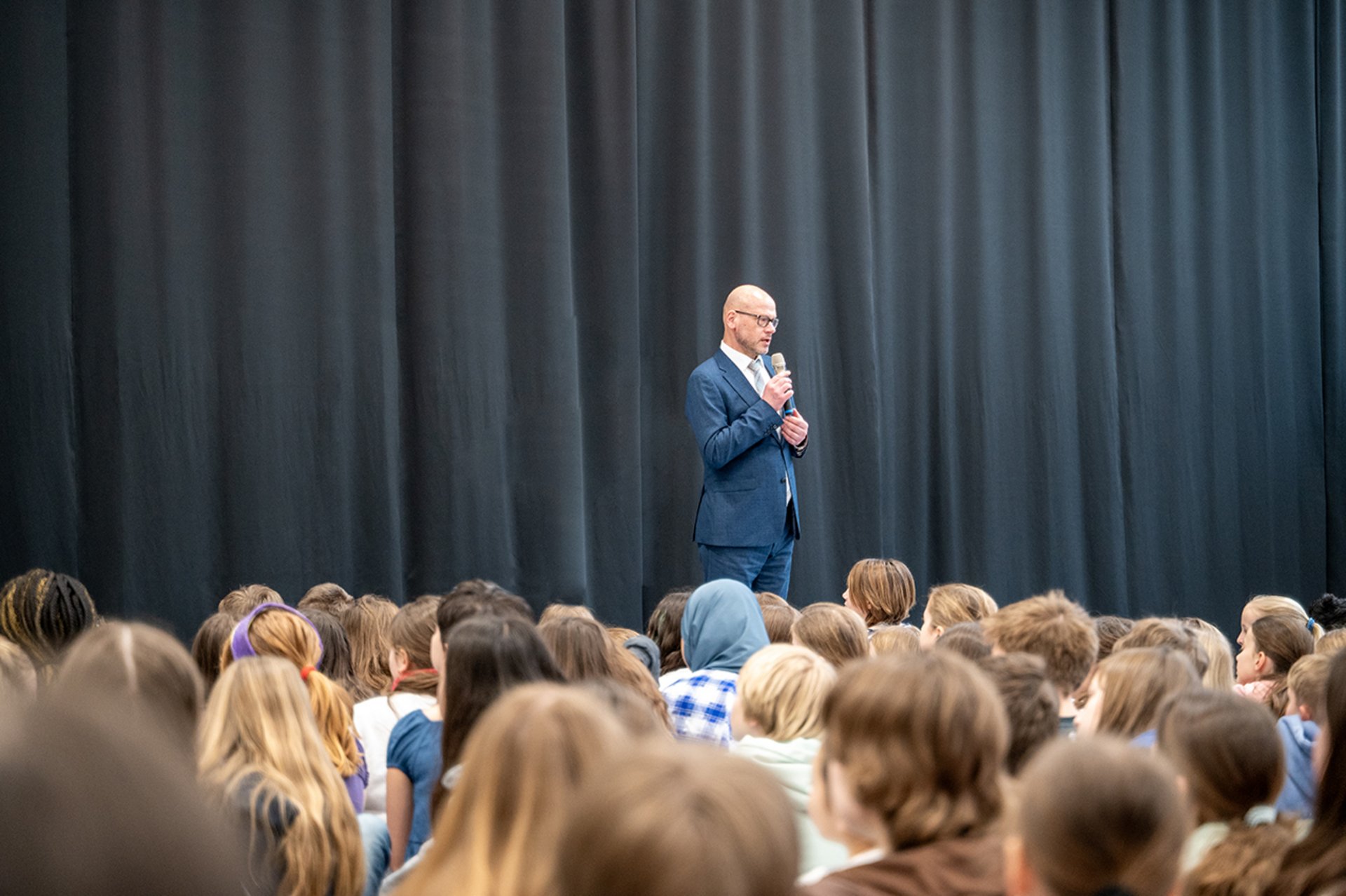 Schulleiter Herr Dr. Martin beim Friedenstag 2026