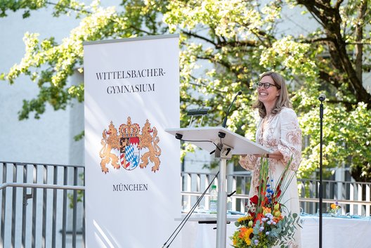 Der Elternbeirat spricht auf der Abiturentlassung