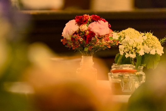 Ein Strauß Blumen als Tischgedeck beim Schulball