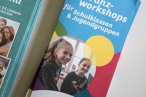 Flyer beim Friedenstag 2026